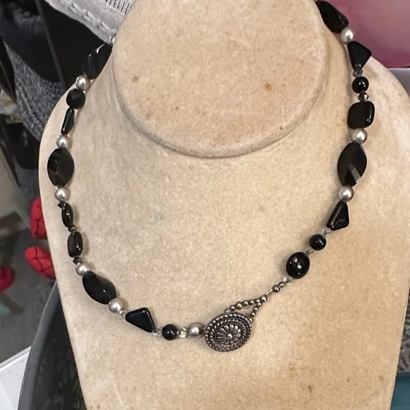 Elegant Black onyx and pearl Beaded Necklace - Picture 2 of 4